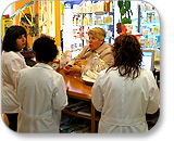 Atenci�n personalizada a los clientes del personal en la farmacia